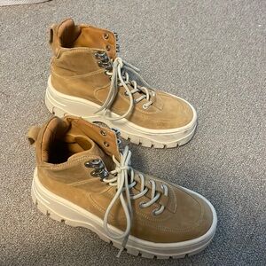 Chunky light brown boots (brand: UTERQÜE)